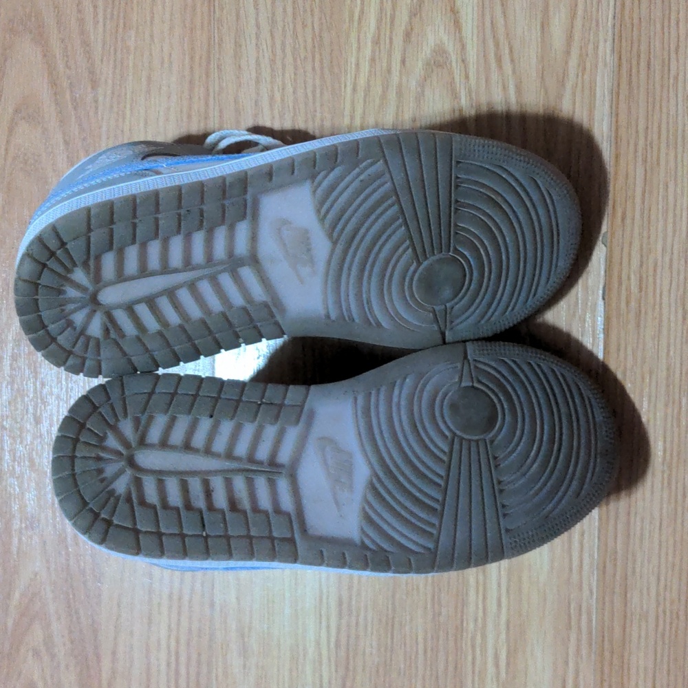 FINAL PRICE Women's Air Jordan 1 Mid Wolf Grey Aluminum - Picture 5 of 6